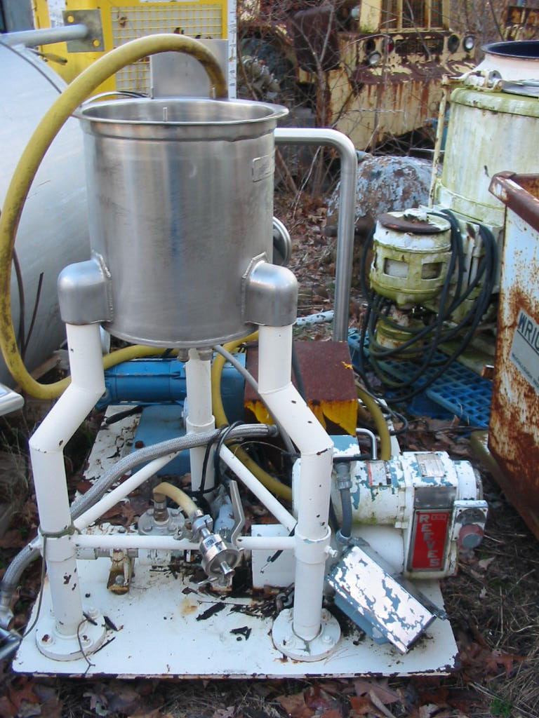 8 Gallon Open Top Tank, Cone Bottom on Platform with Pump